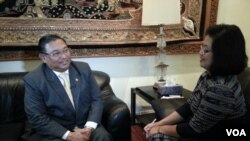 နိုင်ငံခြားရေးဝန်ကြီးဦးဝဏ္ဏမောင်လွင်နဲ့ ဗွီအိုအေ ဝိုင်းတော်သူ ဒေါ်ခင်စိုးဝင်း အမေရိကန်ပြည်ထောင်စု၊ နယူးယောက်မြို့တွင် သီးသန့် တွေ့ဆုံမေးမြန်းစဉ်။