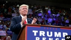 共和党总统候选人川普在北卡罗来纳州威尔明顿的北卡罗来纳大学举行的竞选集会上讲话。(2016年8月9日)2016年8月9日)