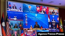 2021年10月26日,在文莱斯里巴加湾举行的东盟领导人峰会的间隙,中国与东盟举行了视讯峰会(法新社)。