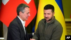 乌克兰总统泽连斯基(右)与瑞士总统卡西斯握手。 (2022年10月20日)