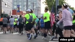 加州和洛杉矶县疫情紧急状态下,第35届洛杉矶马拉松比赛如期在3月8日星期天举行。