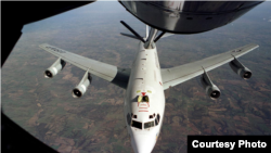 美国空军一架WC-135飞机接受空中加油 (美国空军资料照片)