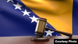 Foto ilustrasi yang menunjukkan palu hakim di depan bendera Bosnia dan Herzegovina.(Foto: AdobeStock)