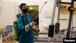 Petugas menyemprotkan disinfektan untuk mencegah perebakan Covid-19 di Benghazi, Libya (foto: dok).