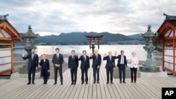 从左起,欧洲理事会主席夏尔·米歇尔、意大利总理焦尔吉娅·梅洛尼、加拿大总理贾斯汀·特鲁多、法国总统埃马纽埃尔·马克龙、日本首相岸田文雄、美国总统乔·拜登、德国总理奥拉夫·朔尔茨、英国首相里希·苏纳克和欧盟委员会主席乌尔苏拉·冯德莱恩2023年5月19日在日本广岛的严岛神社合影。