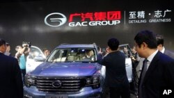 在北京举行的北京国际汽车展上,中国汽车制造商广汽集团的豪华汽车GS8 SUV亮相,记者拍摄。(2016年4月25日)