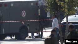 在约旦河西岸城市阿里埃勒一名巴勒斯坦人的尸体躺在一辆军队救护车的旁边,以色列警方说他刺伤了两名以色列保安。 (2015年12月24日)