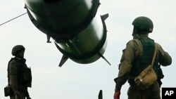 俄罗斯士兵在发射位置装载短程弹道飞弹发射器,这是6月初俄罗斯国防部发布其军事演习的一部分画面,旨在训练部队使用战术核武。