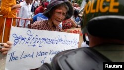 Người Campuchia biểu tình trước Đại sứ quán Việt Nam ở Phnom Penh, hồi tháng 7