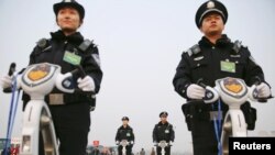 在人民大会堂附近巡逻的北京警察（资料图片）