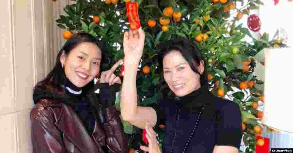 中国超级模特刘雯在美国社交媒体Instagram上贴出的她和朋友邓文迪合影的上半部分。刘雯还用英语拜年"Happy Lunar New Year"(农历新年快乐),在遭到非议后赶紧改为 "Happy Chinese New Year"(中国新年快乐)。刘雯的“农历新年快乐”贺词,在中国有些具有“玻璃心”的“爱国网民”或者“小粉红”看来,是政治不正确。有些人认为她是讨好韩国人和越南人。有人写道:"如果你这么想当越南人,那就离开中国,别回中国。"  中国唐代诗人刘禹锡曾写道“长恨人心不如水,等闲平地起波澜” 。