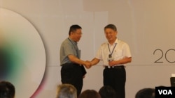 台北市长柯文哲与来访的上海统战部长沙海林握手。(美国之音林枫拍摄)