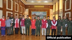 တပ်မတော်ကာကွယ်ရေးဦးစီးချုပ် ဗိုလ်ချုပ်မှူးကြီး မင်းအောင်လှိုင်နဲ့ KNU ဥက္ကဋ္ဌ ဗိုလ်ချုပ်ကြီး မူတူးဆေးဖိုး ဦးဆောင်တဲ့ ကိုယ်စားလှယ်အဖွဲ့ တွေ့ဆုံ။ (မတ် ၇၊ ၂၀၁၄)