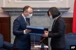 2021年11月29日,立陶宛国会议员马尔德基斯在台湾总统府与台湾总统蔡英文会晤。(照片由台湾总统府提供)