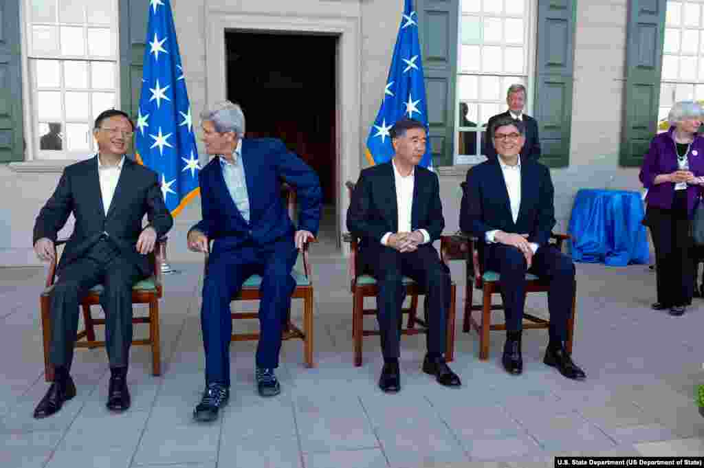 出席美中战略对话会议的美国国务卿克里(左二)与中国国务委员杨洁篪(左一)在弗农山庄交谈,中国副总理汪洋(右二)和财长雅各布·卢坐在一旁 (美国国务院照片)