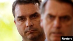 Ông Flavio Bolsonaro, con trai của Tổng thống đắc cử Brazil Jair Bolsonaro, đang đứng sau lung cha