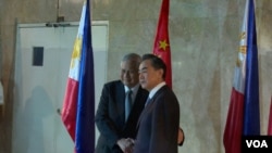 中国外长王毅(右)与菲律宾外长德尔罗萨里奥会面(2015年11月10日,美国之音黎堡摄)