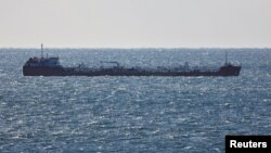 一艘原油油轮行驶在俄罗斯港口城市纳霍德卡附近的纳霍德卡湾。(路透社:2022年12月4日)