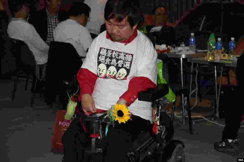 香港泛民在中环展开“绝食争普选”行动的第三晚现场(美国之音图片/海彦拍摄)