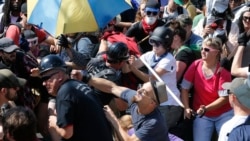 焦点对话:夏洛茨维尔事件,美国总统为何四面受敌? 焦点对话:夏洛茨维尔事件,美国总统为何四面受敌?