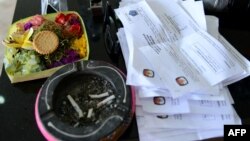 Panitia pemungutan suara menyiapkan surat pendaftaran pemilih di tempat pemungutan suara di Kuta, dalam pilkada di Bali, 9 Desember 2015. (Foto: AFP)
