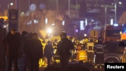 枪击事件发生后,专业人员聚集在名为“番红花市政厅”的音乐厅附近的死难者旁边。(2024年3月22日)