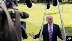 川普总统在白宫南草坪对记者发表谈话(2017年9月29日)