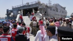 美国海军快速运输舰载着美国公民和外国侨民从苏丹港抵达沙特阿拉伯的吉达港。(2023年5月1日)
