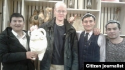 图为新疆人权研究学者斌吉恩(左二)