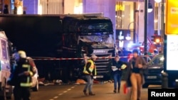 2016年12月19日晚,一辆卡车冲入柏林市中心一个热闹的圣诞市场,造成至少9人死亡,50人受伤。警方正在处理现场情况。