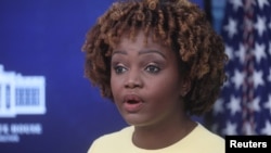 资料照片:2022年12月19日,美国白宫新闻秘书卡琳·让-皮埃尔在白宫举行新闻发布会。(路透社照片)