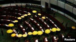 香港民主派议员在会议中途打着黄伞退场(2015年1月7日)