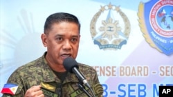 资料照片:菲律宾军队总参谋长布劳纳将军在与美国印太司令部司令帕帕罗将军在位于菲律宾北部城市碧瑶的菲律宾军事学院联合举行记者会期间讲话。(2024年8月29日)