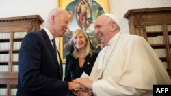 梵蒂冈媒体于2021年10月29日拍摄并分发的这张照片显示,教宗方济各在梵蒂冈与美国总统拜登举行私下会晤。