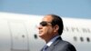 Presiden Mesir Abdel-Fattah el-Sissi berdiri di Bandara Algiers setibanya di Algiers, Algeria, pada 25 Juni 2014. (Foto: AP/Sidal Djarboub)
