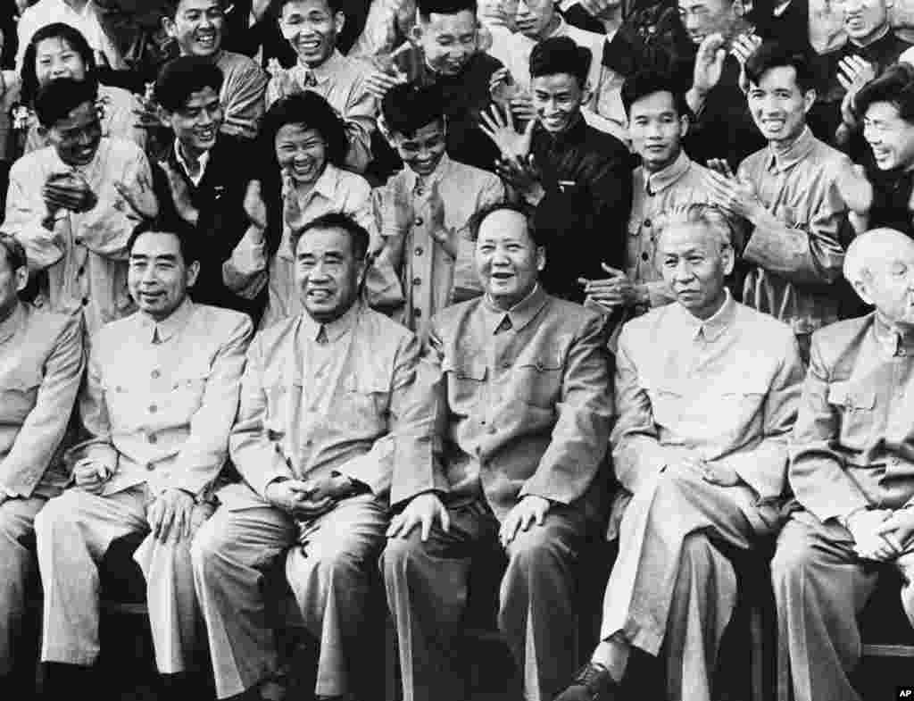 中共领袖出席共青团会议,前排右起:董必武,刘少奇,毛泽东,朱德,周恩来,第六人可能是陈云(1957年)。毛泽东对其他5个人都曾打压过。1959年4月刘少奇由中国人大选为国家主席,成为名义上的国家元首。他于1969年被迫害致死。周恩来、朱德和毛泽东在1976年先后相继去世。 中共一大代表里,只有董必武1949年10月1日以胜利者的身份陪同毛泽东站到了天安门城楼上,也只有他一人陪着毛在高位善终。但他担任最高法院院长期间几次挨批。刘少奇和林彪死后,中国国家副主席董必武被宣布为代主席。