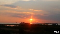 图为马六甲海峡,远处是建设中的马六甲深水港。(美国之音朱诺拍摄,2016年11月17日)