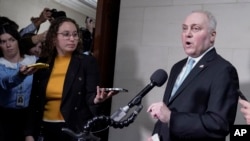 被提名为众议院新议长的共和党人史蒂夫·斯卡利斯正在和记者讲话。(2023年10月11日)