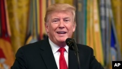 美国总统特朗普在白宫东室国会荣誉勋章协会招待会上讲话。(2018年9月12日)