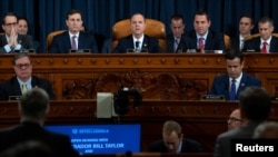 众议院情报委员会主席希夫(中)在国会上举行的首场针对特朗普总统的公开弹劾调查听证会上做开场发言。(2019年11月13日)