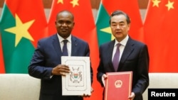 中国外长王毅和布基纳法索外长巴里在北京参加签字仪式,恢复两国外交关系(2018年5月26日)