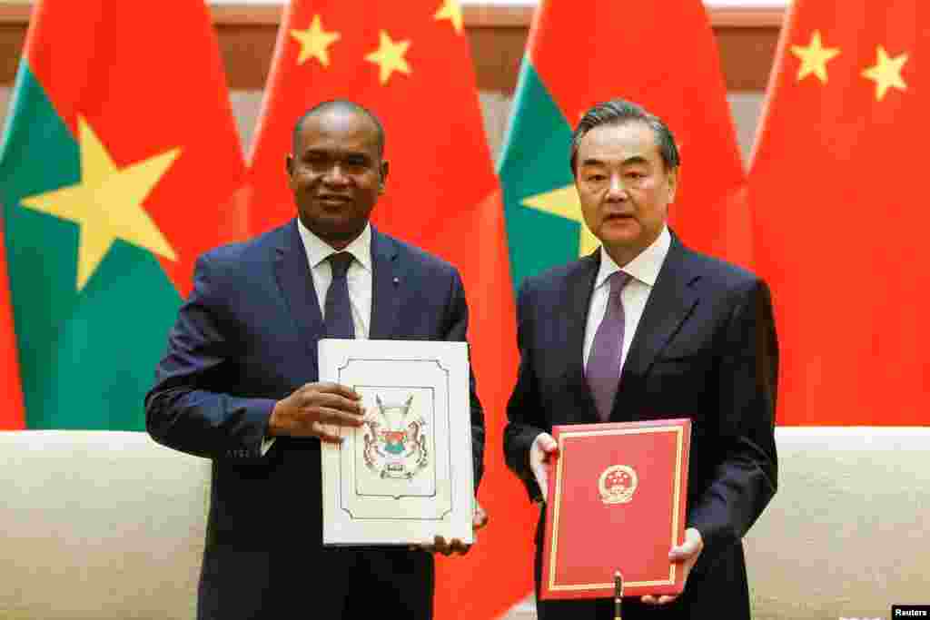 中国外长王毅和布基纳法索外长巴里在北京参加签字仪式,恢复两国外交关系 (2018年5月26日)。在布基纳法索断绝与台湾历时24年的邦交之后,外交上承认台湾的国家数量跌至18个。台湾在非洲只剩下一个有外交关系的国家斯威士兰。西非国家布基纳法索是世界最贫穷国家之一,成为自从2016年以来第四个与台湾断交,转向中国的国家。 台北的专家和官员表示,台湾很难阻止绝大多数为贫穷国家的邦交国转而承认对手中国,因为台湾缺少他们所需的资金。