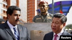 2014年7月21日,中国国家主席习近平与委内瑞拉总统马杜罗在委已故总统查韦斯雕像前交谈。