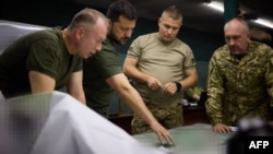 泽连斯基总统2023年9月5日与2月8日被提拔乌克兰武装部队总司令的奥列克桑德尔·西尔斯基(Oleksandr Syrskyi)(左)在讨论进攻行动。