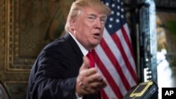 美国总统川普在圣诞前夜在佛罗里达州海湖庄园以视频会议方式问候驻守在世界各地的美国军人。(2017年12月24日)