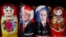 俄罗斯圣彼得堡礼品店出售的俄罗斯传统木制套娃，有川普总统和普京总统的图像（2017年1月20日） 
