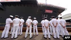 日本海上自卫队新军舰出云号的水兵。(2013年8月6日)