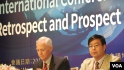 两岸关系回顾与展望国际研讨会5月14日在台北举行。与会者包括约翰霍普金斯大学教授卜道维(David Brown),以及澳门大学教授尤冀(右) (美国之音赵婉成拍摄)