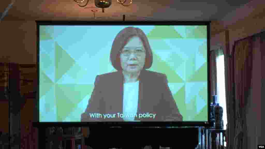 总统当选人蔡英文对酒会宾客发表视讯讲话(美国之音钟辰芳拍摄)