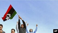 利比亚人在坦克上挥动前卡扎菲时代国旗